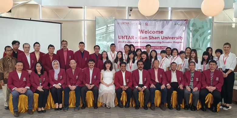 Universitas Tarumanagara (Untar) saat menerima mahasiswa Kun Shan University (KSU), Taiwan dalam kegiatan pertukaran mahasiswa program Culture and Entrepreneurship Summer Program 2019 (15/7/2019).