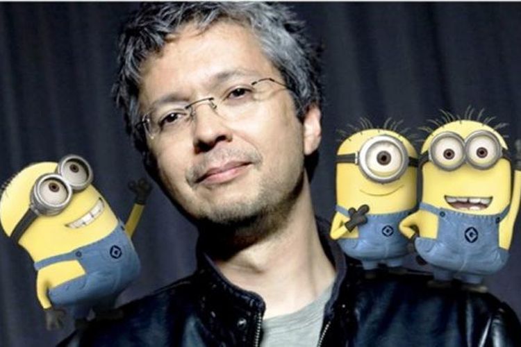 Pierre Coffin, sutradara film-film Despicable Me, berfoto bersama para Minion.