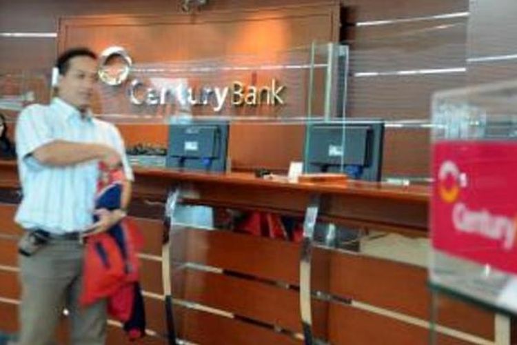 Ilustrasi: Suasana kantor Bank Century di Jakarta (22/1/2009). Bank Century menyatakan dana pihak ketiga (DPK) selama 15 hari di awal tahun ini mencapai Rp100 miliar.  