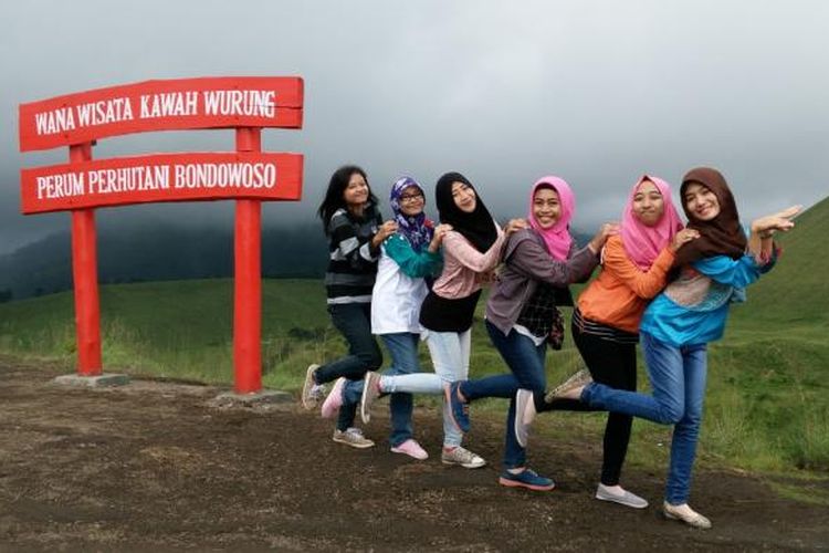 Wisatawan yang berkunjung di kawasan Kawah Wurung di Kabupaten Bondowoso, Jawa Timur.
