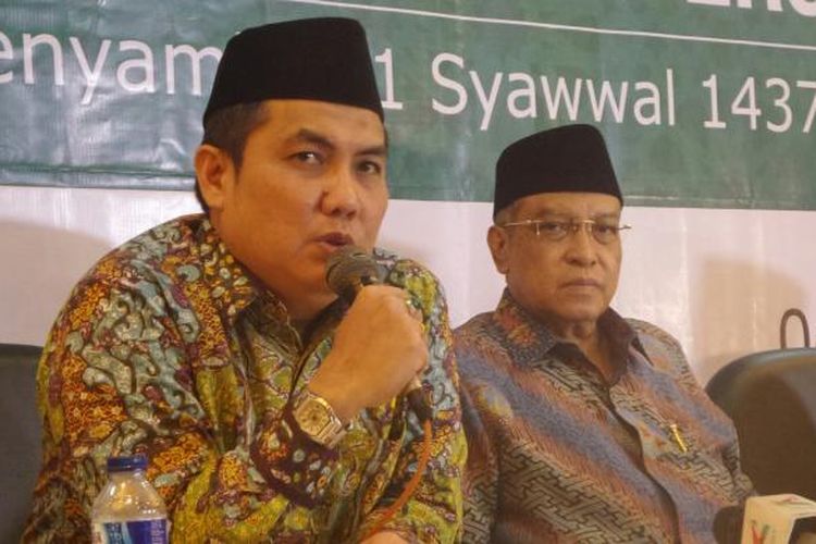 Sekretaris Jenderal PBNU Helmy Faishal Zaini (kiri) saat memberikan keterangan penetapan hari raya Idul Fitri 2016, di gedung PBNU, Jakarta Pusat, Senin (4/7/2016).