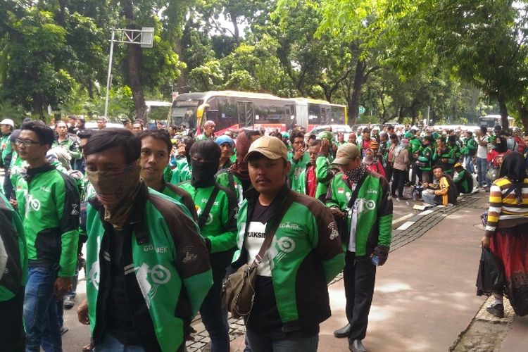 Massa ojek online tiba di Kantor Kemenhub di Meden Merdeka Barat, Jakarta Pusat, Kamis (23/11/2017), sekitar pukul 12.00 WIB. Mereka mendesak Kemenhub terbitkan aturan untuk ojek online.