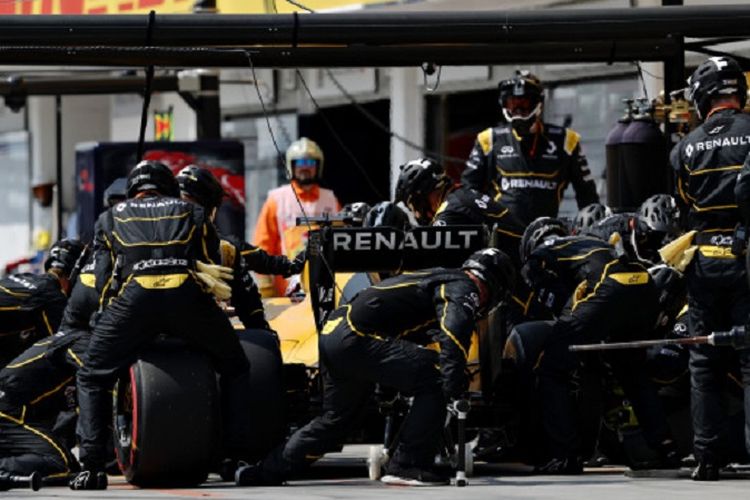 Para kru pit tim balap Renault Sport Formula One Team.