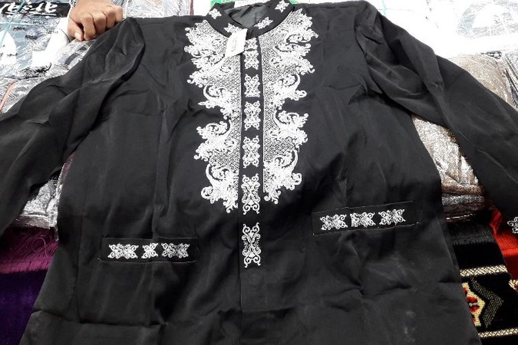 Baju koko serupa dengan Koko Wakanda yang populer dari film Black Panther ditemukan di Pasar Tanah Abang, Jakarta Pusat pada Sabtu (24/2/2018).