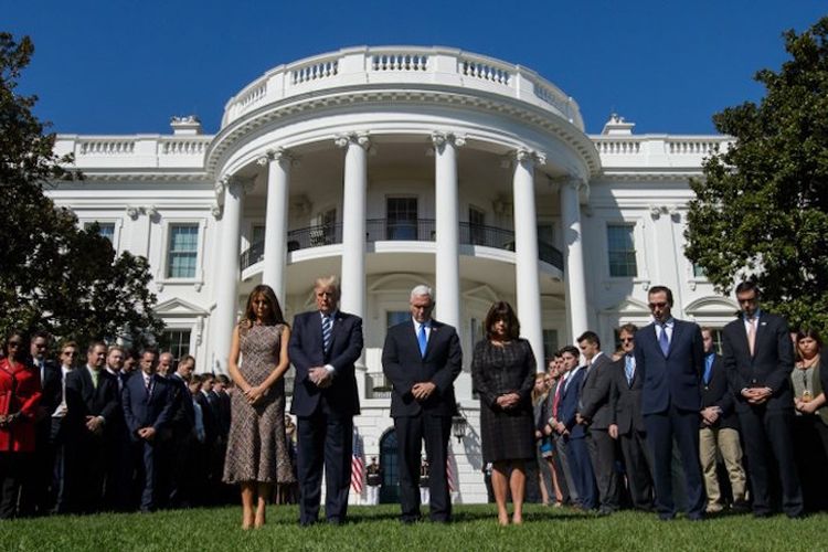 Presiden Amerika Serikat Donald Trump dan Ibu Negara Melania Trump, Wakil Presiden AS Mike Pence dan istrinya Karen, berpartisipasi dalam momen hening cipta di  Gedung Putih, Washington, DC, Senin (2/10/2017). Mereka mengenang para korban penembakan massal di Las Vegas. 