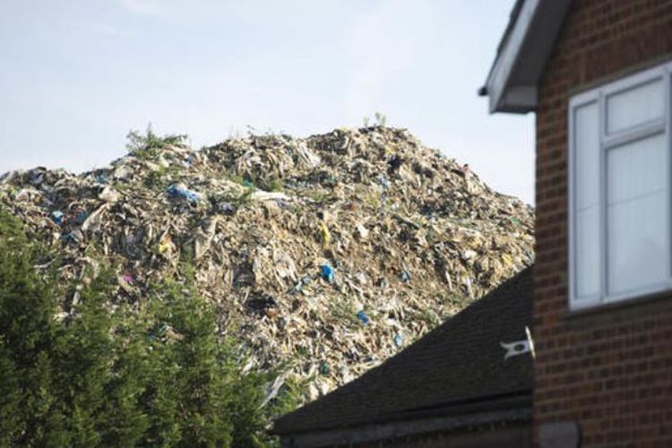 Tumpukan sampah di Bromley, London yang mencapai tinggi 12 meter dan berat total diperkirakan 27.000 ton.