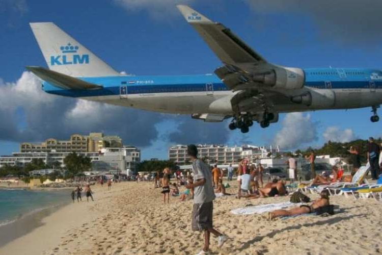 Begitu dekatnya pesawat yang hendak mendarat dengan pantai menjadi atraksi tersendiri yang dinanti para wisatawan di kepulauan St Maarten, Karibia.