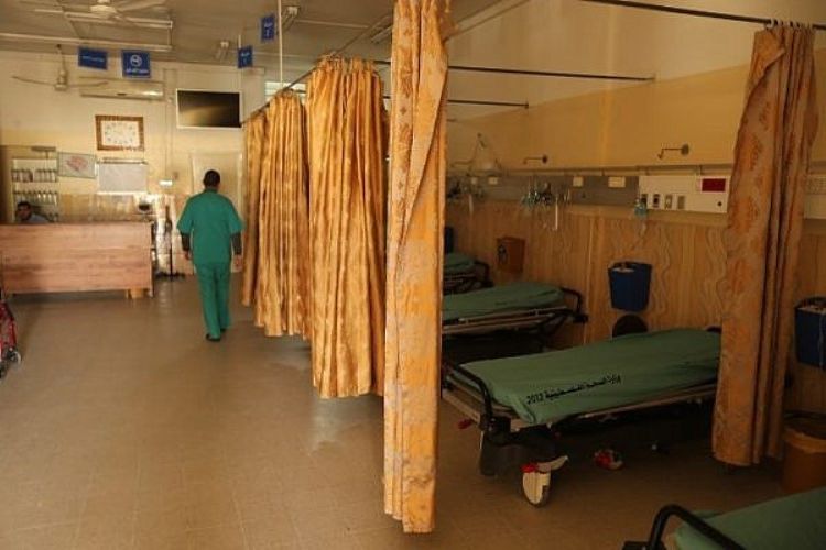 Petugas Kementerian Kesehatan Palestina memeriksa kondisi rumah sakit Beit Hanun di utara Jalur Gaza yang telah berhenti beroperasi sejak 29 Januari karena kehabisan bahan bakar.