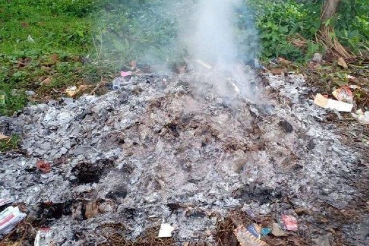 Kotak suara dibakar orang tak dikenal di salah satu TPS di wilayah KOta Sungaipenuh, Jambi.