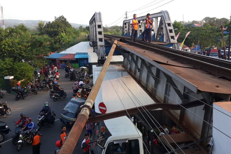 Kondisi rel yang anjlok di atas Jalan Embong Malang, Kota Malang akibat ditabrak truk kontainer, Senin (30/10/2017)
