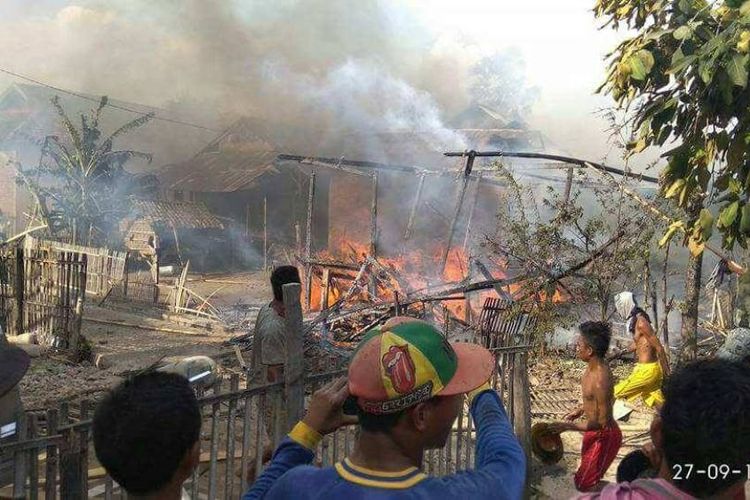 Kondisi tujuh rumah panggung di Kabupaten Bima, NTB setelah mengalami kebakaran, Rabu (27/9/2017).