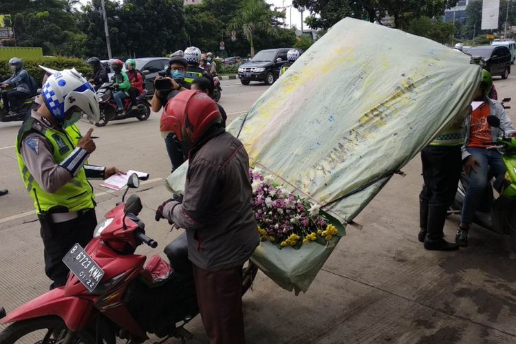 Sepeda motor membawa beban berlebih terjaring Operasi Keselamatan Jaya di UKI, Jumat (9/3/2018)