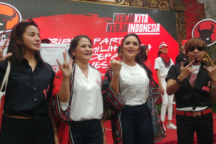 Ketua Umum PDI-P Megawati Soekarnoputri dan jajaran menghadiri acara peluncuran atribut dan tagline milenial di Kantor DPP PDI-P, Jakarta, Kamis (20/9/2018).