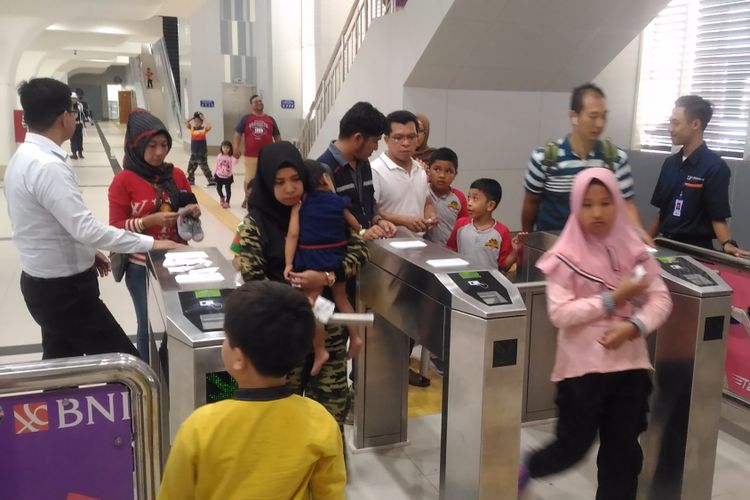 Calon penumpang antusias menaiki LRT Palembang.