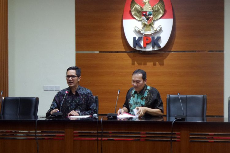 Wakil Ketua KPK Saut Situmorang saat mengumumkan penetapan tersangka mantan Bupati Konawe Utara Aswad Sulaiman di Gedung KPK Jakarta, Selasa (3/10/2017).