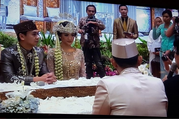 Raditya Dika dan Annisa Aziza seusai prosesi akad nikah di Hrand Ballroom Ritz Carlton, Jakarta Selatan, Sabtu (5/5/2018).