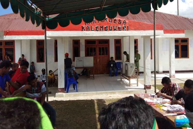 Warga sedang melakukan pemungutan suara ulang di TPS 2 Desa Kalembu Weri, Kecamatan Sumba Barat Daya, Nusa Tenggara Timur (NTT), Minggu (8/7/2018)
