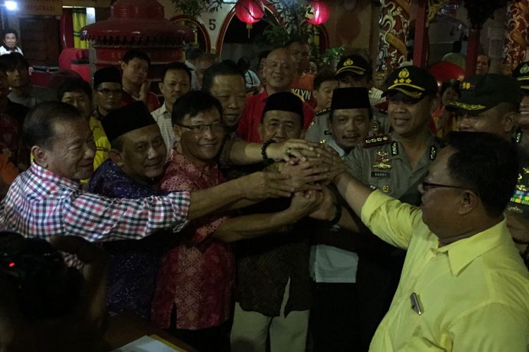 Perwakilan perkumpulan vihara dan Majelis Ulama Indonesia (MUI) di Kota Tangerang mengadakan aksi solidaritas mengecam kekerasan dan menyuarakan pesan perdamaian terhadap warga Rohingya di Myanmar pada Rabu (6/9/2017) malam. Aksi itu digelar di vihara tertua di Tangerang, Boen Tek Bio.