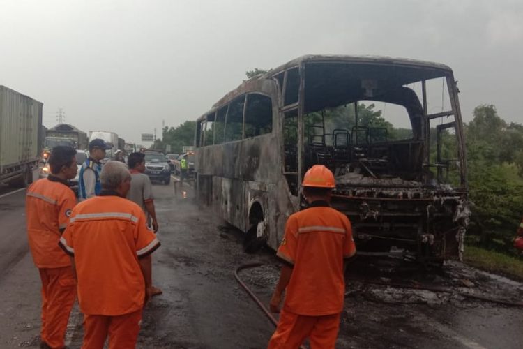 Sejumlah petugas pemadam kebakaran tengah memadamkn sebuah bus berpenumpang 39 orang yang terbakar di kilometer 49.850 A tol Jakarta-Cikampek arah Cikampek terbakar, Minggu (13/1/2019).