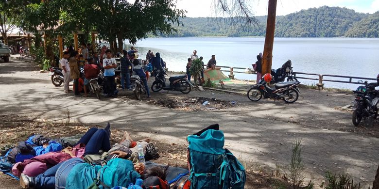 Orang-orang yang mendatangi Danau Lau Kawar di Kabupaten Karo, Sumatera Utara, semakin banyak, berombongan dan bermobil. Angkutan kota setempat juga terlihat sibuk hilir mudik mengantar penumpang.