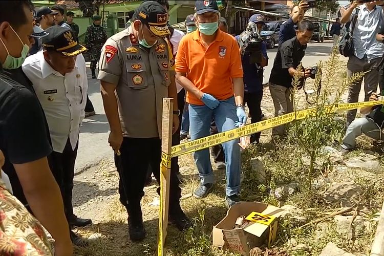 Satu kardus molotov ditemukan di samping kantor Polsek Tambelangan. Kapolda Jawa Timur, Irjen Pol Luki Hermawan, Gubernur Jawa Timur Khofifah Indar Parawansa dan Pangdam V Brawijaya meninjau langsung lokasi kejadian, Kamis (23/5//2019).
