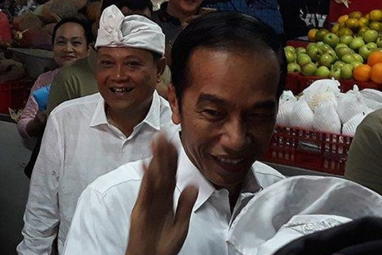 Presiden Jokowi ke Pasar Badung Bali membeli buah-buahan, Sabtu (18/5/2019).
