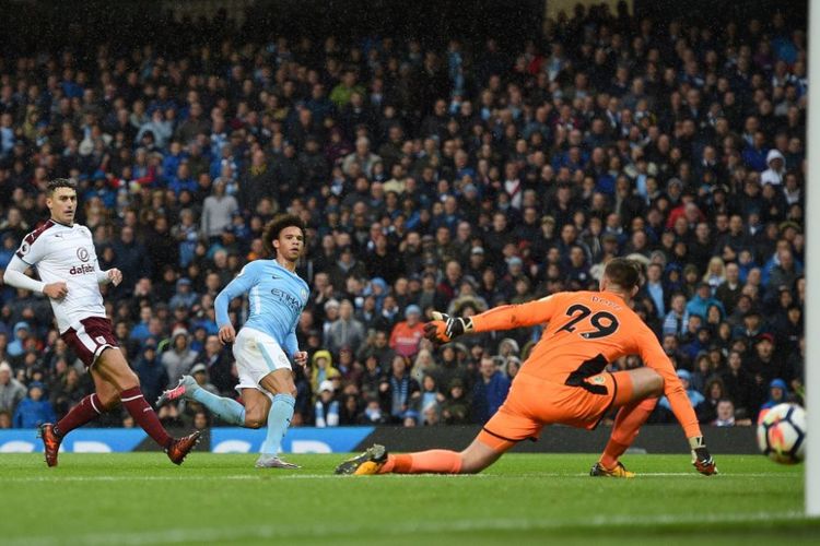 Leroy Sane mencetak satu gol dan satu assist saat Manchester City menang telak atas Burnley di Stadion Etihad, Sabtu (21/10/2017).