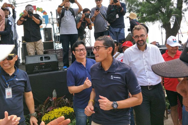 Wakil Gubernur DKI Jakarta Sandiaga Uno joget bersama warga Pulau Tidung, Sabtu (5/5/2018). 