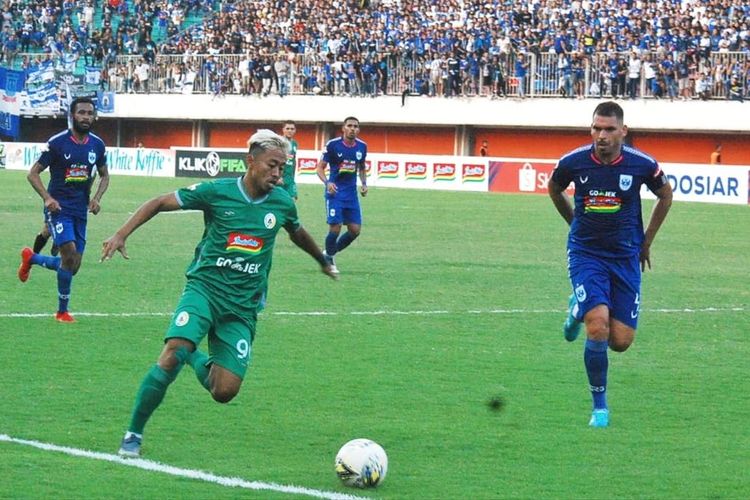 Pemain belakang PSIS Semarang Wallace Costa  saat menjaga pemain depan PSS Sleman Hari Yudo