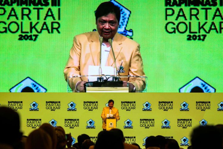 Ketua Umum DPP Partai Golkar, Airlangga Hartarto menyampaikan pidato perdana saat pembuka Rapat Pimpinan Nasional (Rapimnas) Partai Golkar di JCC, Senayan, Jakarta, Senin (18/12/2017). Rapimnas tersebut merupakan kelanjutan dari rapat pleno pada Rabu (13/12/2017) yang telah memilih Airlangga Hartarto selaku Ketua Umum Golkar menggantikan Setya Novanto sebagai pengisi jabatan lowong.