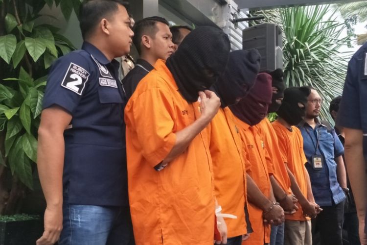 Para pelaku peredaran meterai palsu di Jakarta dan sekitarnya. Foto diambil di Mapolda Metro Jaya, Selasa (20/3/2018).