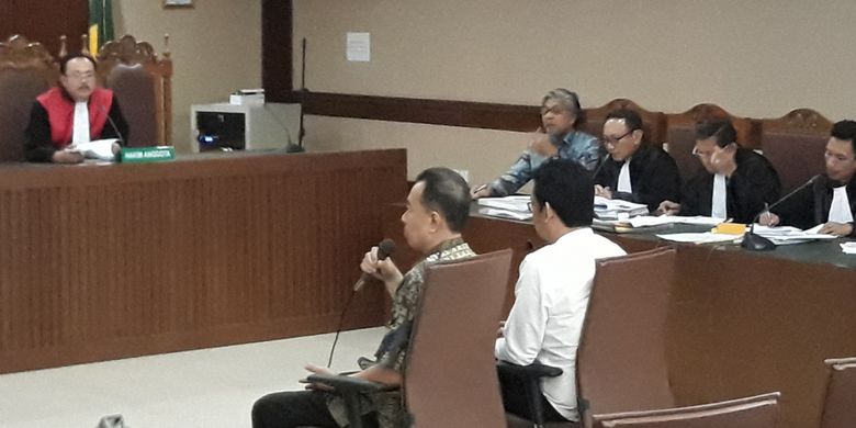 Kepala Cabang Bank Mandiri Jakarta Pertamina, Syahrial Imbar dan Roby Adrian Pondiu bersaksi di Pengadilan Tipikor Jakarta, Senin (5/2/2018).
