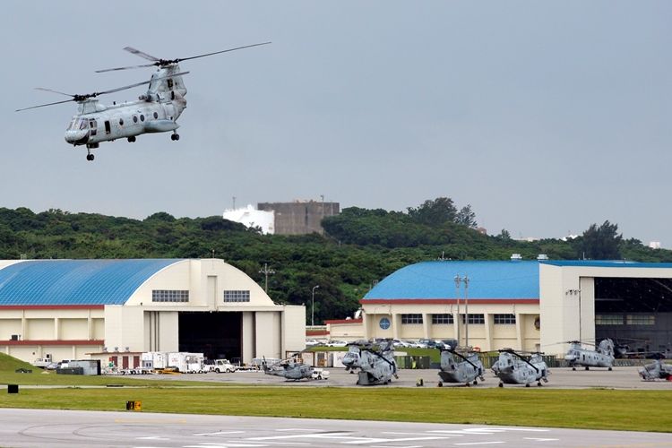 Helikopter milik militer AS terbang di atas pangkalan udara di Futenma, prefektur Okinawa, Jepang.