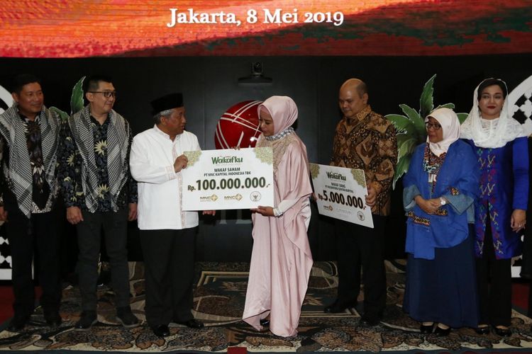 Penyerahan wakaf saham melalui produk MNC Wakafku di Jakarta, Rabu (8/5/2019).