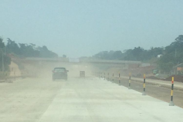 Pekerjaan konstruksi Tol Batang-Semarang, Sabtu (26/5/2018).