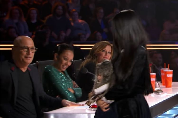 Juri Howie Mandel (kiri) terlihat tak nyaman ketika The Sacred Riana menghampirinya di babak Judge Cuts Americas Got Talent 2018.