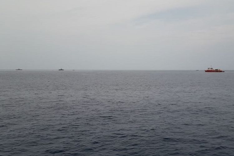 Sejumlah kapal tampak telah berada di lokasi ditemukan puing-puing pesawat Lion Air JT610 di perairan Karawang, Jawa Barat, Senin (29/10/2018). Pesawat itu dilaporkan telah jatuh ke laut setelah terbang sekitar 13 menit dari Bandara Soekarno-Hatta, Cengkareng, dalam penerbangan ke Pangkalpinang, Kepulauan Riau.