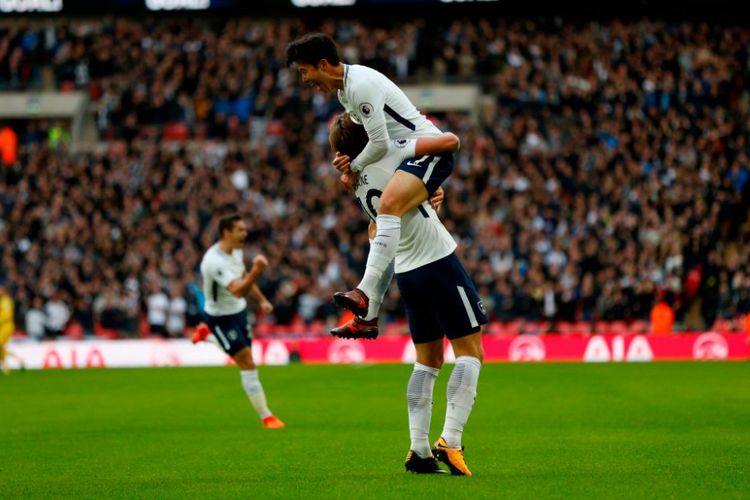 Son Heung-min dan Harry Kane merayakan gol Tottenham Hotspur ke gawang Liverpool pada pertandingan Premier League di Stadion Wembley, Minggu (22/10/2017). 