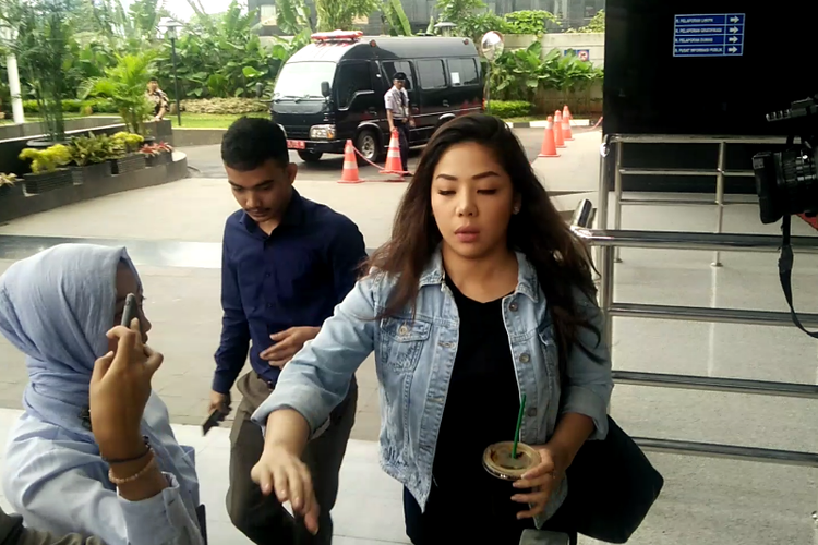 Putri mantan Ketua DPR Setya Novanto, Dwina Michaella memenuhi panggilan Komisi Pemberantasan Korupsi untuk diperiksa terkait kasus e-KTP, Kamis (21/12/2017).