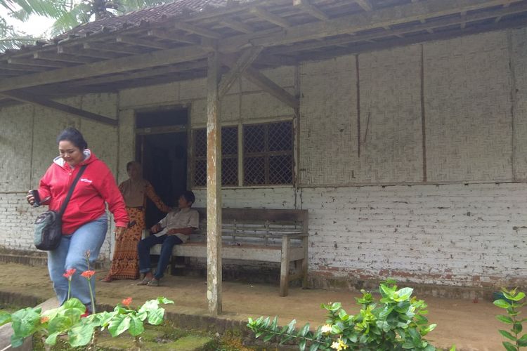 Rumah keluarga Suliono, pelaku penyerangan Gereja Santa Lidwina Bedog, Gamping, Sleman, yang berada di Krajan, Desa Kandangan, Kecamatan Pesanggaran, Banyuwangi.