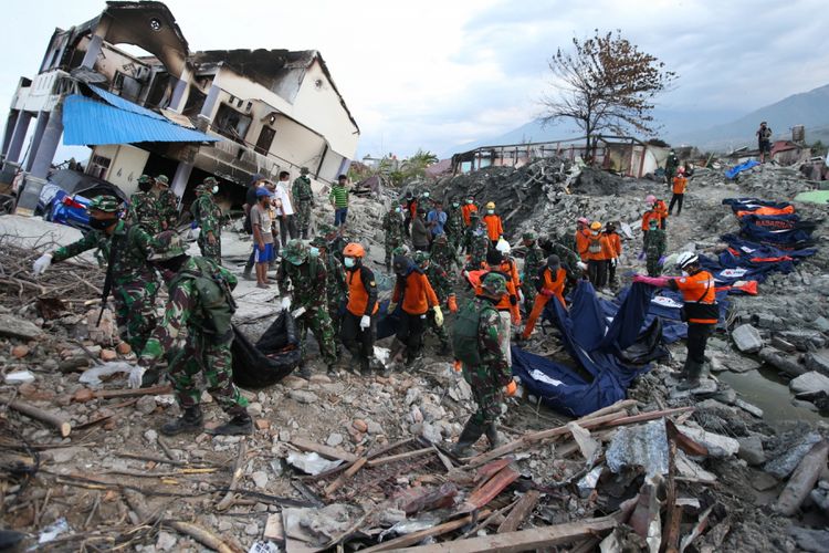 Petugas gabungan menemukan jenasah korban gempa bumi di Perumnas Balaroa, Palu, Sulawesi Tengah, Sabtu (6/10/2018). Gempa bumi Palu dan Donggala bermagnitudo 7,4 mengakibatkan sedikitnya 925 orang meninggal dunia dan 65.733 bangunan rusak.