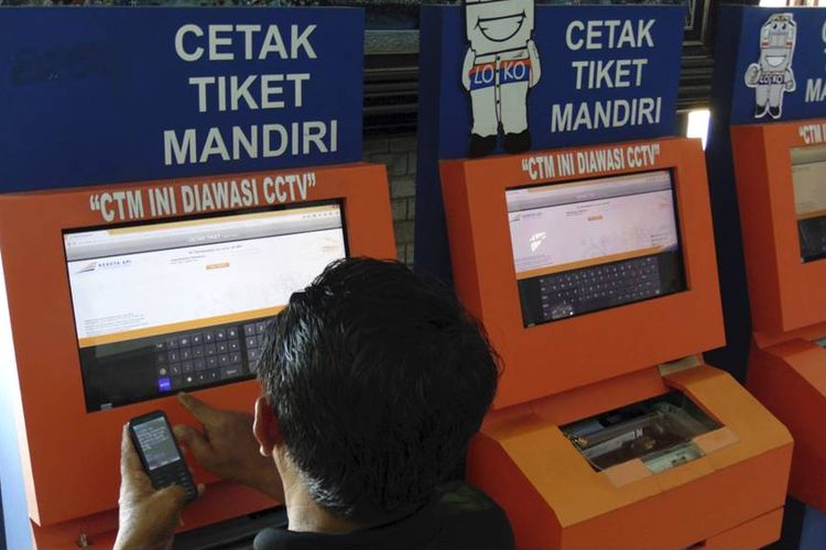 Calon penumpang mencetak tiket kereta api di Stasiun Kejaksan, Kota Cirebon, Jawa Barat, Rabu (1/6). Berdasarkan catatan PT Kereta Api Indonesia (Persero), penumpang kereta api untuk angkutan Idul Fitri 2016 diperkirakan 5.387.538 orang atau meningkat 5,5 persen dari jumlah penumpang pada periode yang sama tahun lalu, yakni 5.106.994 orang. 