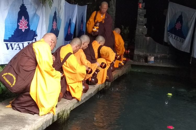 Sejumlah biksu mengambil air berkah di Umbul Jumprit Temanggung yang selanjutnya disemayamkan di Candi Mendut Magelang, Kamis (16/5/2019) hingga Sabtu (18/5/2019). Ini merupakan bagian dari ritual perayaan Waisak 2563 BE/2019.