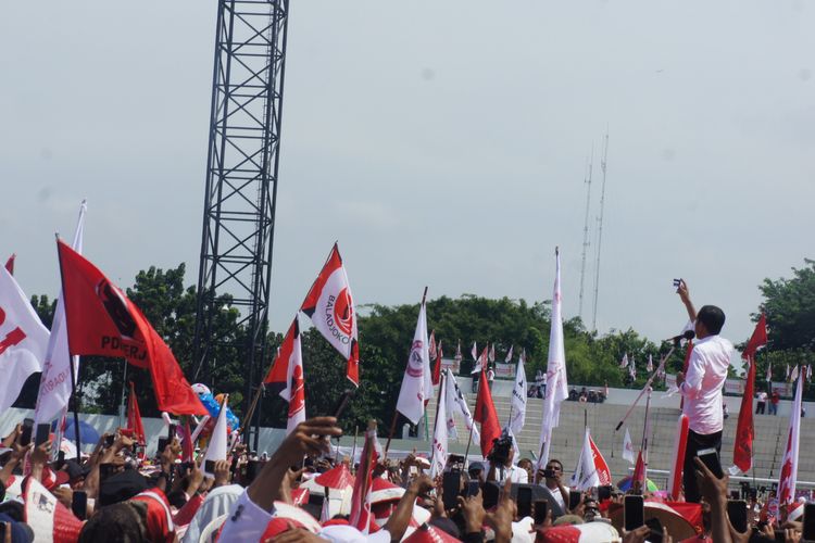 Capres Nomor Urut 1 Jokowi  saat kampanye terbuka di Stadion Singaperbangsa Karawang, Senin (9/4/2019).