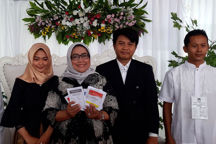 Bupati Bogor Ade Yasin hadir di TPS konsep pernikahan untuk menyalurkan hak pilihnya di Kelurahan Sukahati, Kecamatan Cibinong Kabupaten Bogor, Rabu (17/4/2019)