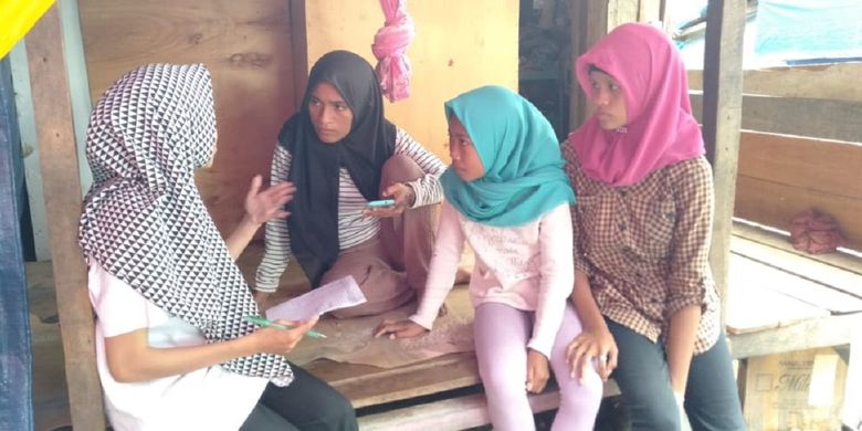 Petugas Posko Tenda Ramah Perempuan, anggota Perkumpulan Lingkar Belajar untuk Perempuan (LIBU) Sulawesi Tengah, melakukan proses pendampingan untuk anak dan remaja dari tenda ke tenda pengungsi, Sabtu (01/6/2019). Pendampingan dilakukan lantaran banyak terjadi pernikahan anak usia 14 tahun hingga remaja 17 tahun dengan para duda korban gempa dan likuefaksi Palu. 