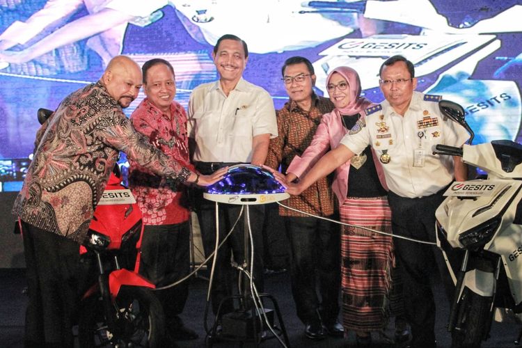 Menristekdikti Mohamad Nasir, Menko Kemaritiman Luhut Binsar Panjaitan dan Kepala Staf Kepresidenan Jenderal Purnawirawan Moeldoko saat membuka pameran Indonesia Electric Motor Show di Jakarta (4/9/2019).