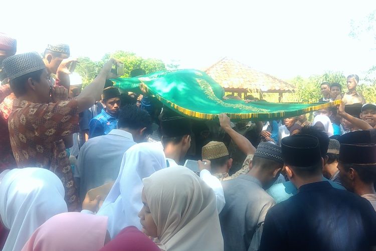 Proses pemakaman Ketua KPPS 05 Desa Pinang Mas Kecamatan Sungai Pinang Muhammad Kenedy yang meninggal dunia diduga karena kelelahan saat bertugas melaksanakan proses pencoblosan dari tanggal 16-19 April kemarin