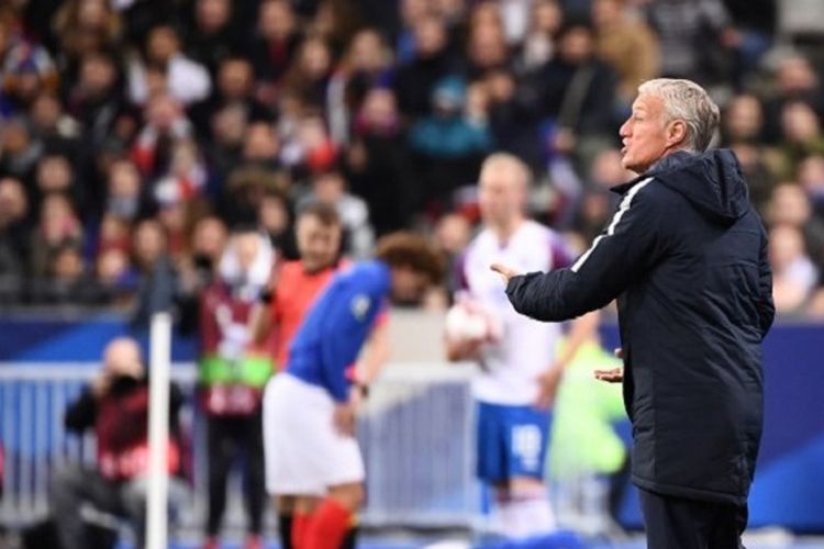 Didier Deschamps memberi instruksi kepada anak-anak asuhannya pada laga Perancis vs Islandia di Stade de France dalam babak kualifikasi Piala Eropa 2020, 25 Maret 2019. 