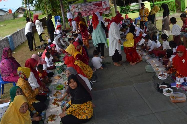 Peserta upacara dan keluarga Fatmawati Soekarno menggelar makan beralas daun pisang usai menggelar HUT RI ke 72 di Kota Bengkulu
